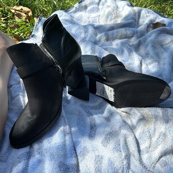 NWT Baretraps Lexi’s Black Croc Heels Strap Buckle Ankle Boots 8M Cut Out Sides - Picture 16 of 16